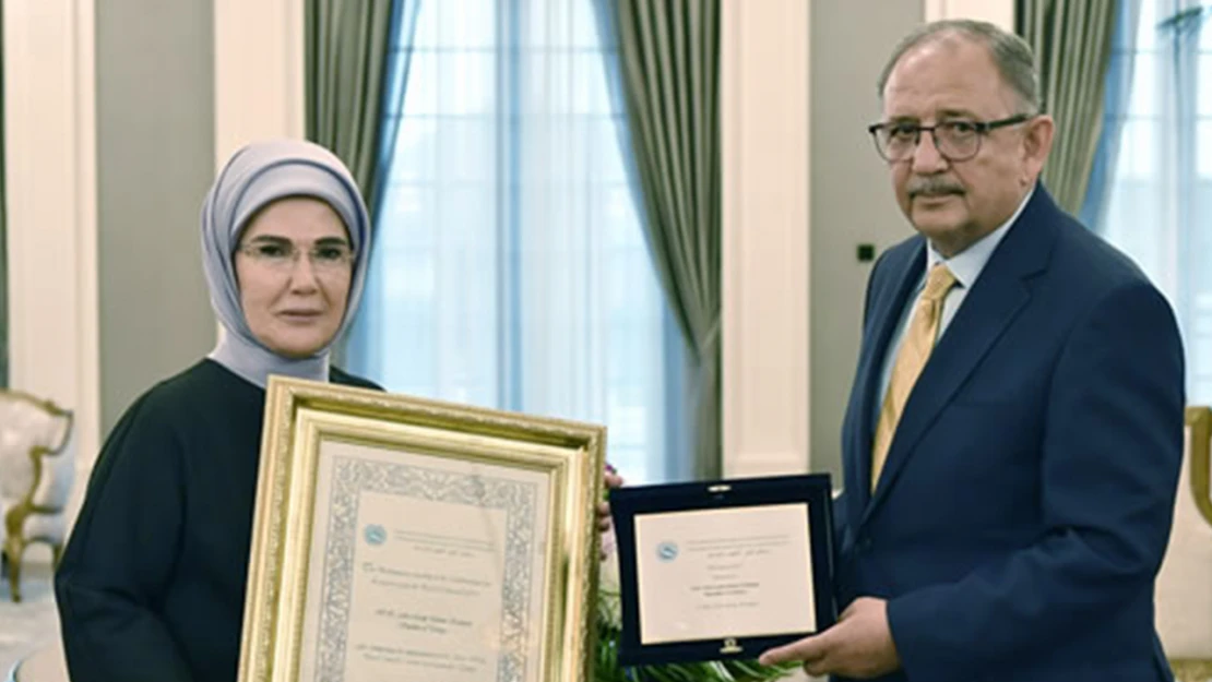 Emine Erdoğan, 'Sıfır Atık' projesine verilen AKDENİZ-PA Ödülü'nü teslim aldı