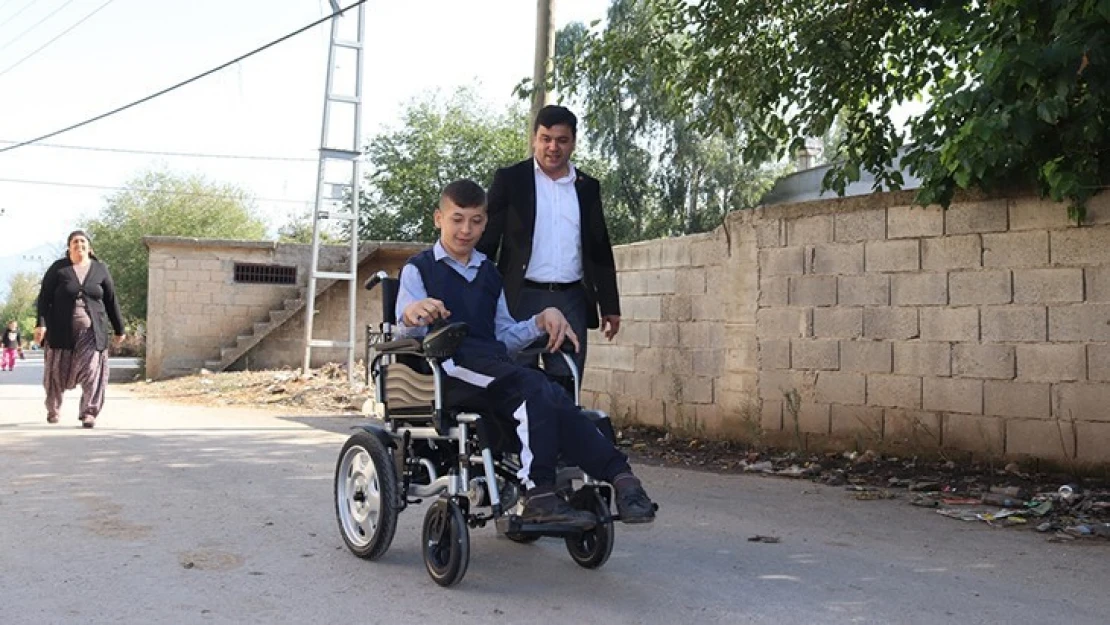 Engelli çocuğun akülü tekerlekli sandalye hayali gerçek oldu