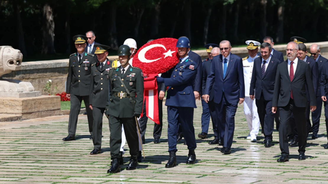 Erdoğan, Yüksek Askerî Şûra üyeleriyle birlikte Anıtkabir'i ziyaret etti