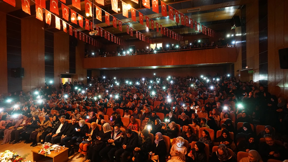 Eşref Ziya, seslendirdiği ezgilerle Kahramanmaraşlılara müzik ziyafeti yaşattı