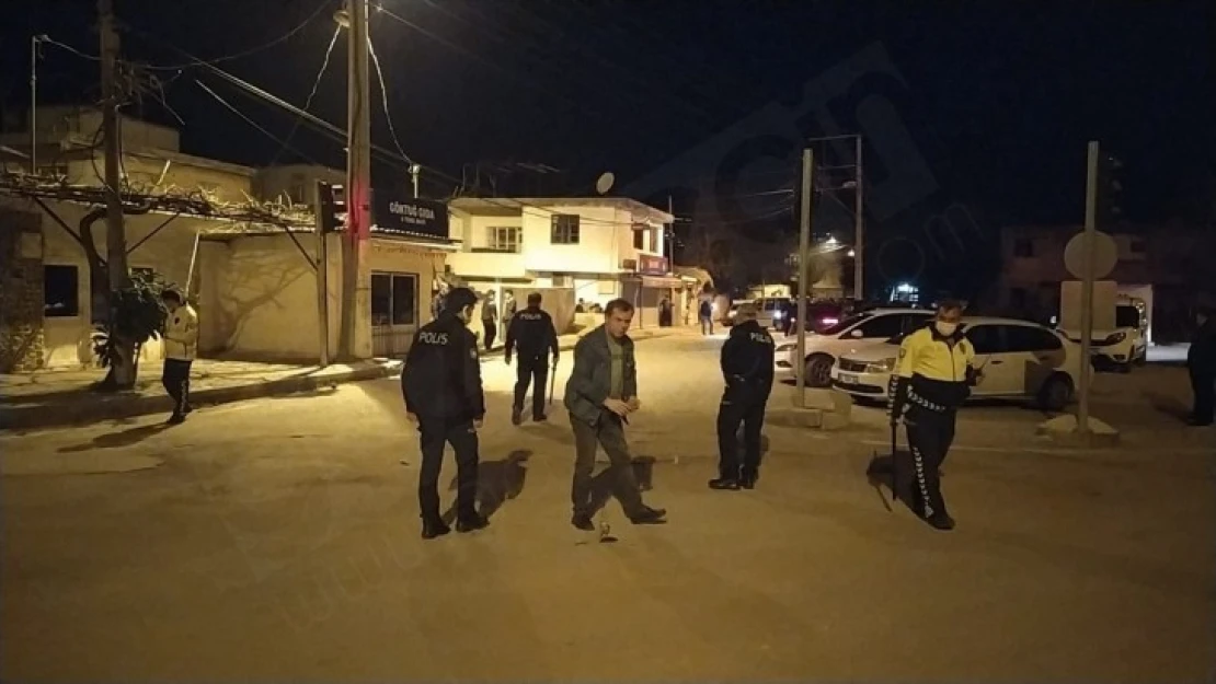 Ev ve iş yerlerine ateş eden yüzleri maskeli kişiler polisi yaraladı