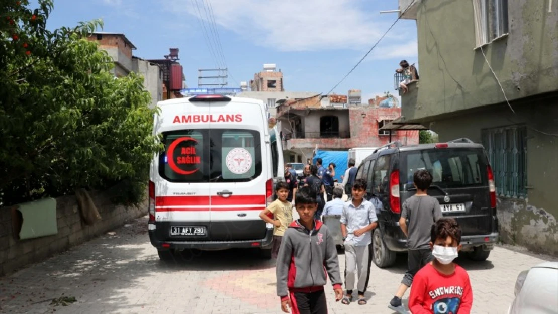 Evde çıkan yangında 1'i çocuk 4 kişi dumandan etkilendi