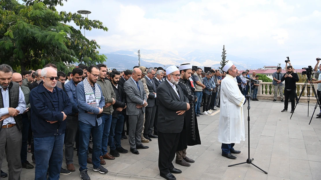 Filistin'de hayatını kaybedenler için gıyabi cenaze namazı kılındı