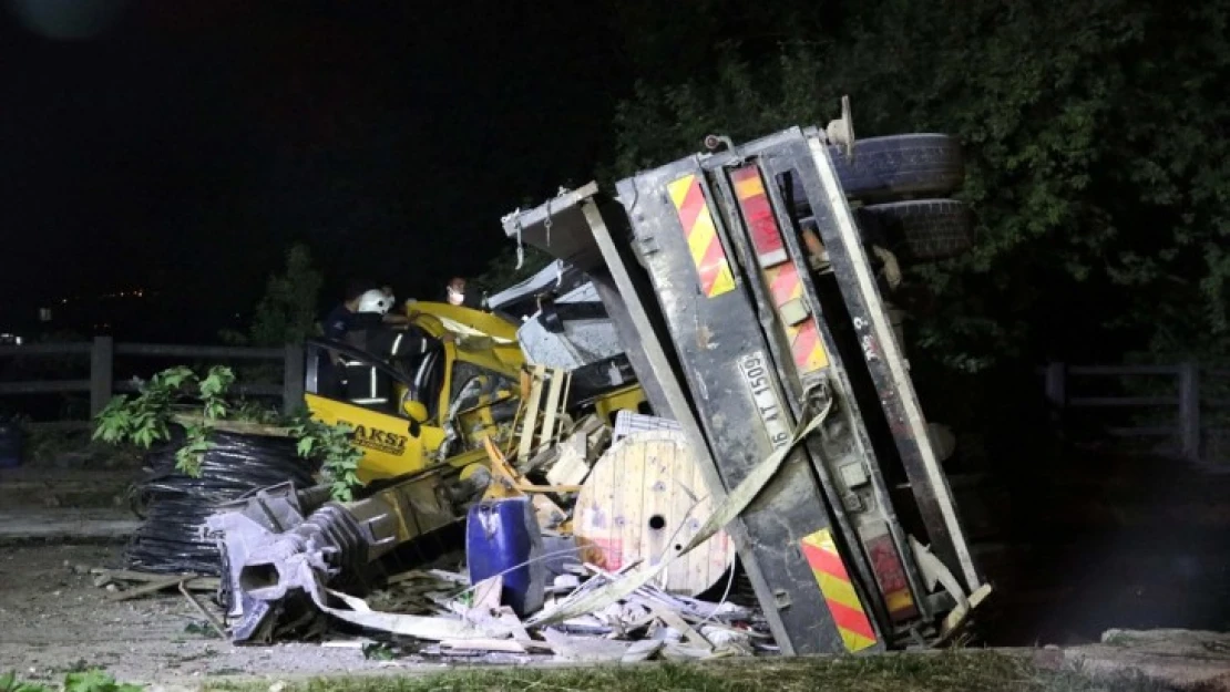 Freni boşalan vinç, 11 araca çarptı: 4 ölü, 4 yaralı