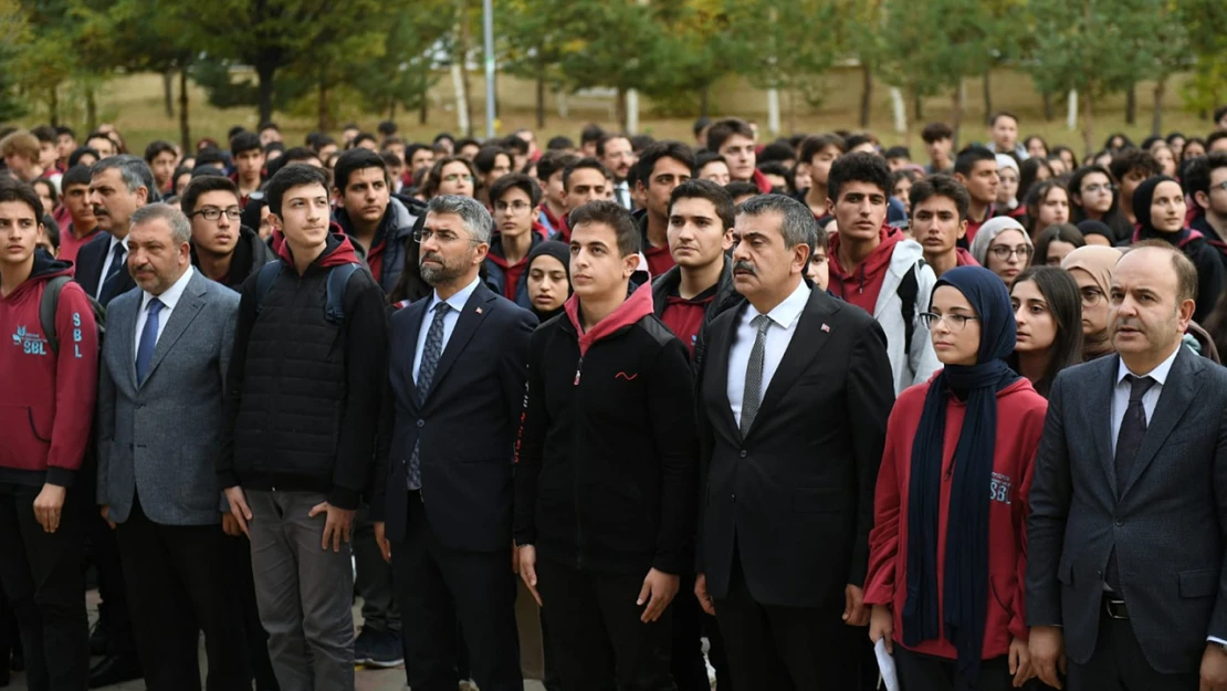 Gazze'deki saldırılarda ölen çocuklar için saygı duruşu