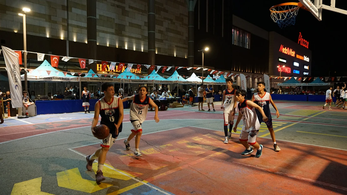 Geleceğin basketbol yıldızları, kupalarına kavuştu