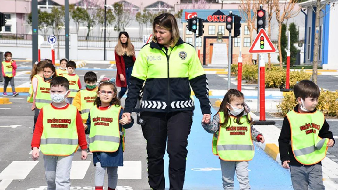 Geleceğin bilinçli sürücü ve yayaları yetiştiriliyor