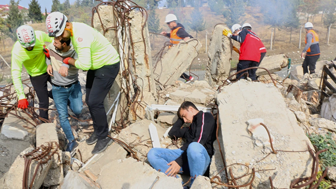 Gerçeği aratmayan deprem tatbikatı