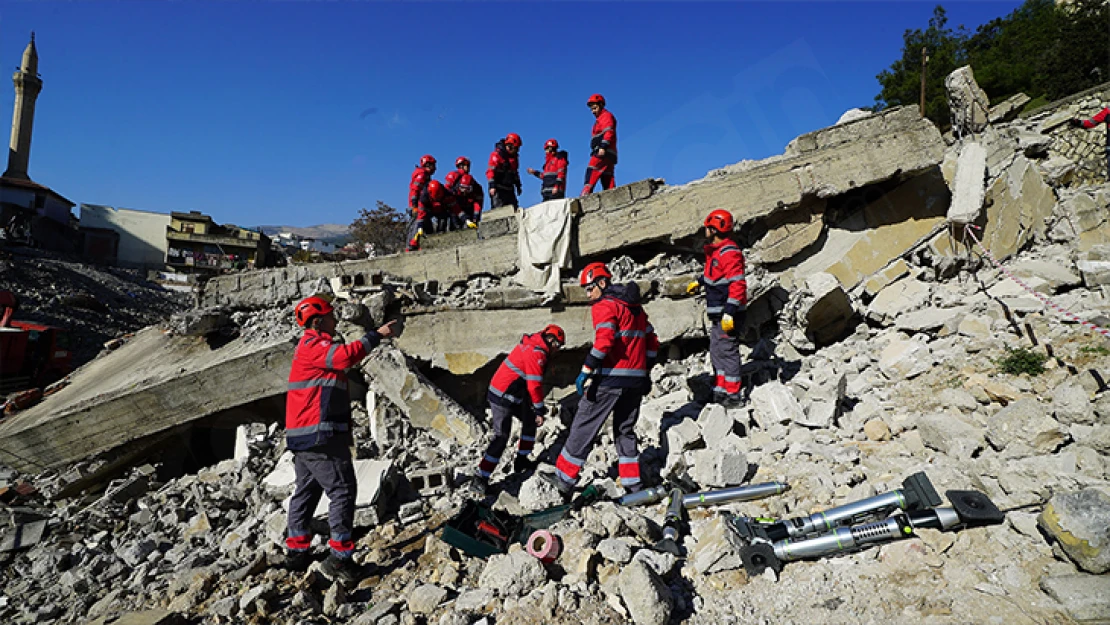 Gerçeği aratmayan deprem tatbikatı nefes kesti