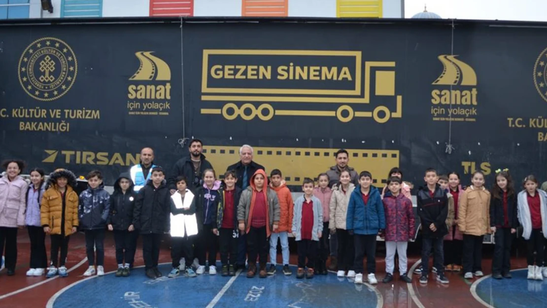 Gezen sinema yüzlerce durağın ortak heyecanı oldu