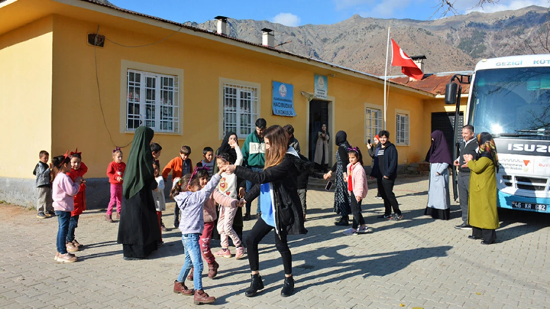 Gezici kütüphane, minik gönüllere dokunmaya devam ediyor