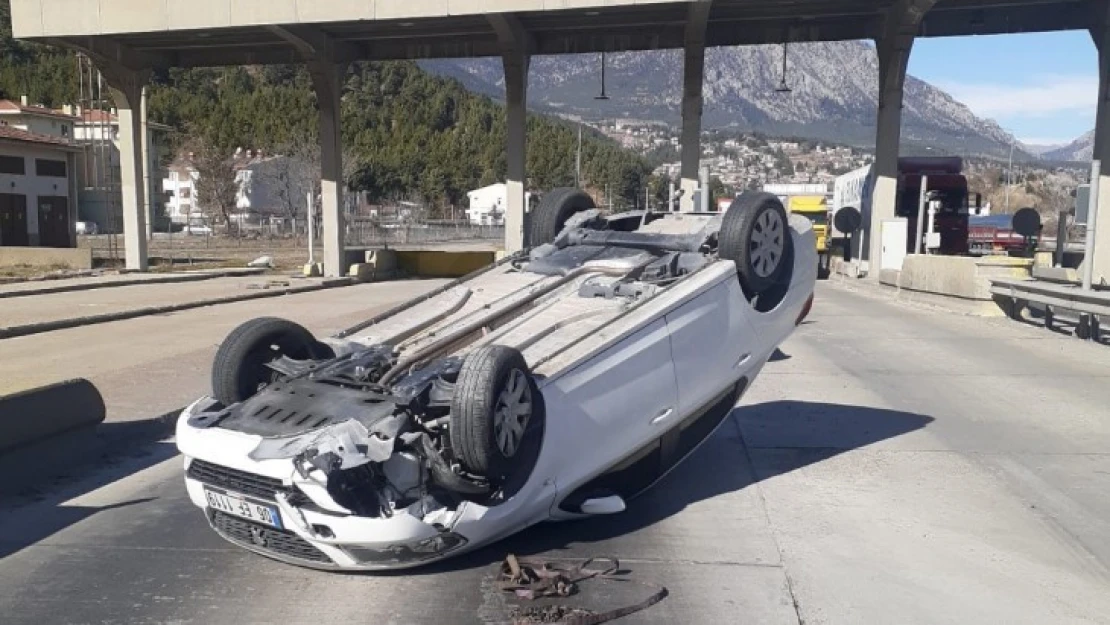 Gişe bariyerine çarpan otomobil ters döndü