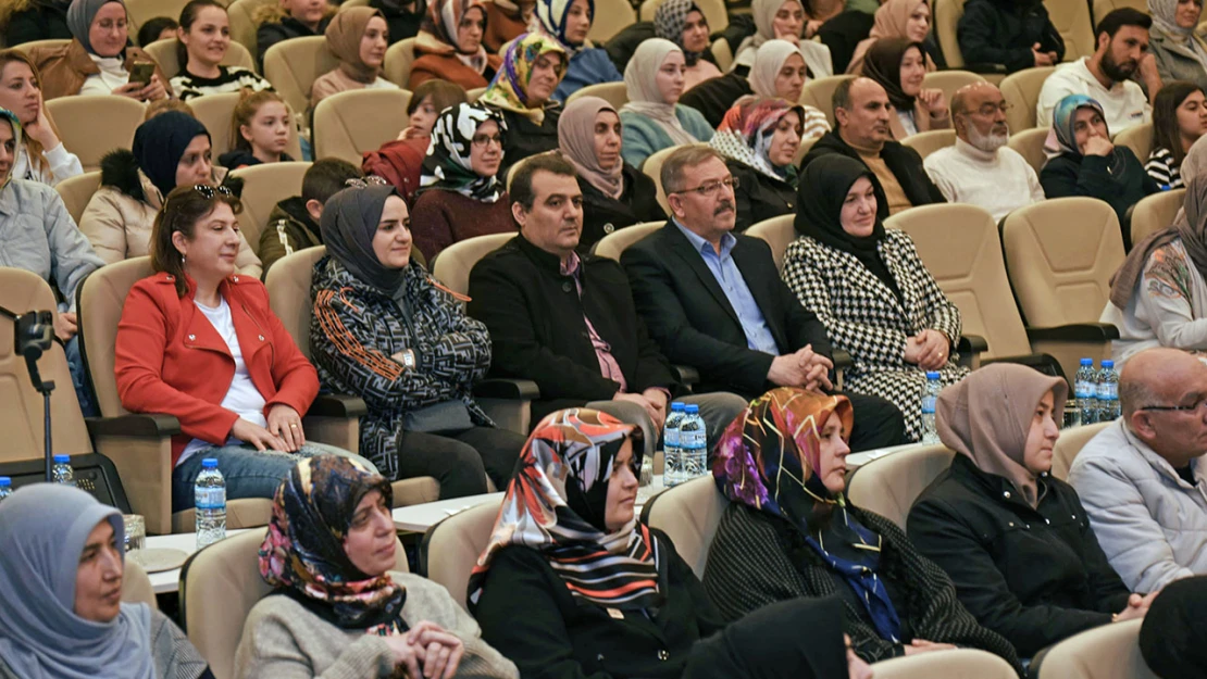 Göksun Belediyesi 'Zor Zamanlarda Aile Olmak' konulu söyleşi programı düzenledi