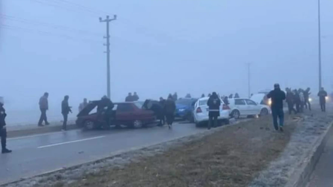 Göksun'da 22 araç zincirleme kaza yaptı, 15 kişi yaralandı