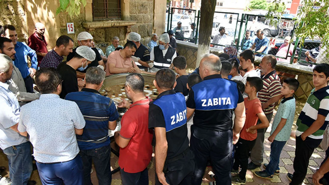 Göksun'da geleneksel aşure ikramı yapıldı