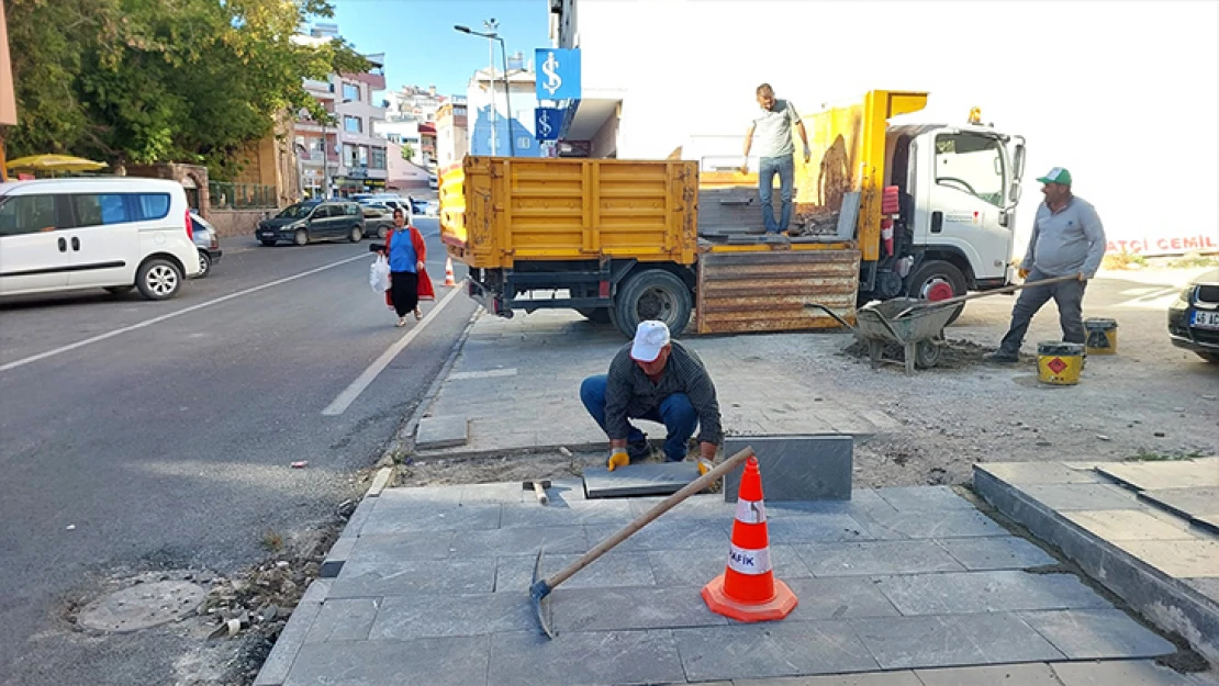 Göksun'un en işlek arterinde yaya yolları yenilendi