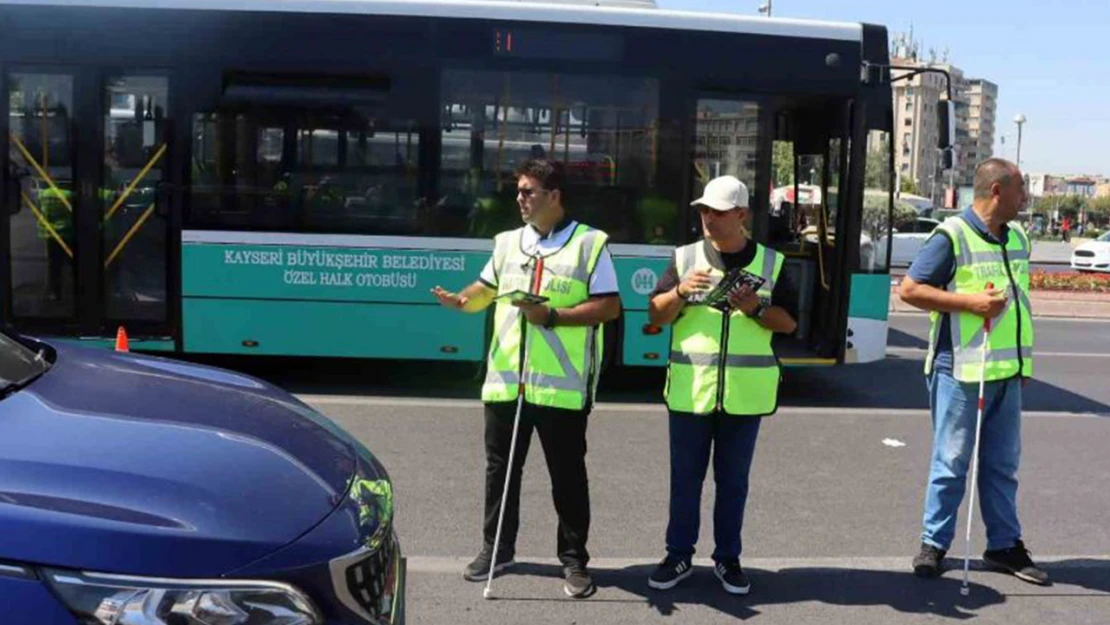 Görme engelliler trafik denetimi yaptı, beyaz bastona dikkat çekti