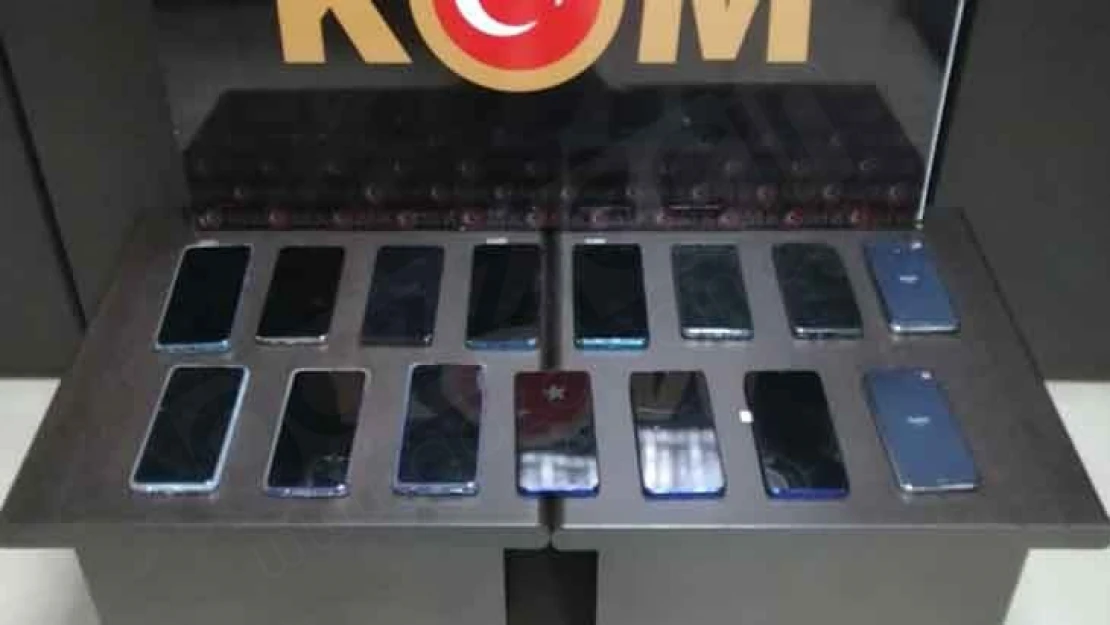 Gümrük kaçağı 15 cep telefonu ele geçirildi