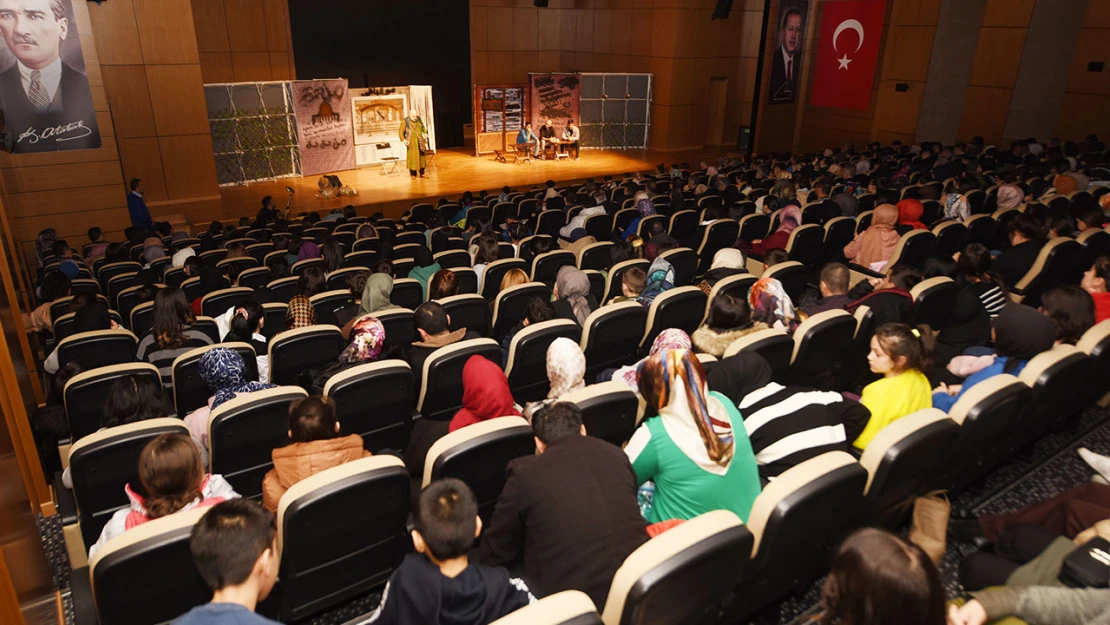 Gün doğmadan tiyatro oyunu, Göksun'da sahnelendi