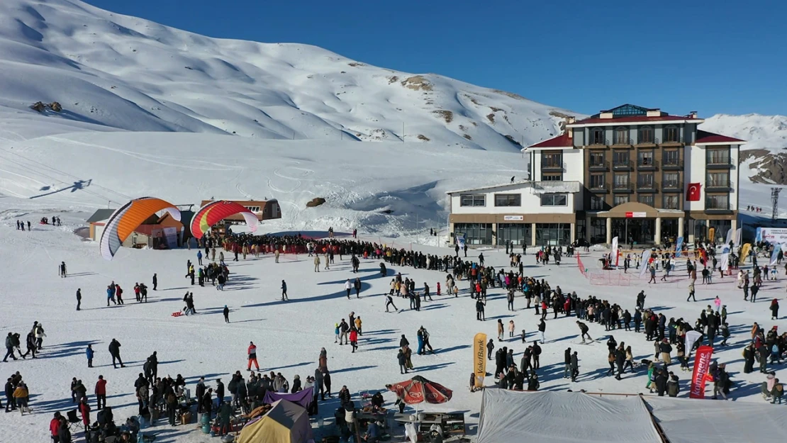 Hakkari kampına katılacak 560 gence kayak eğitimi