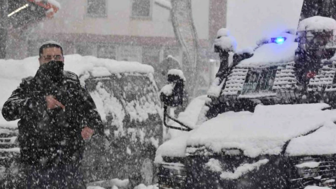 Hakkari polisi kar kış demeden görev başında