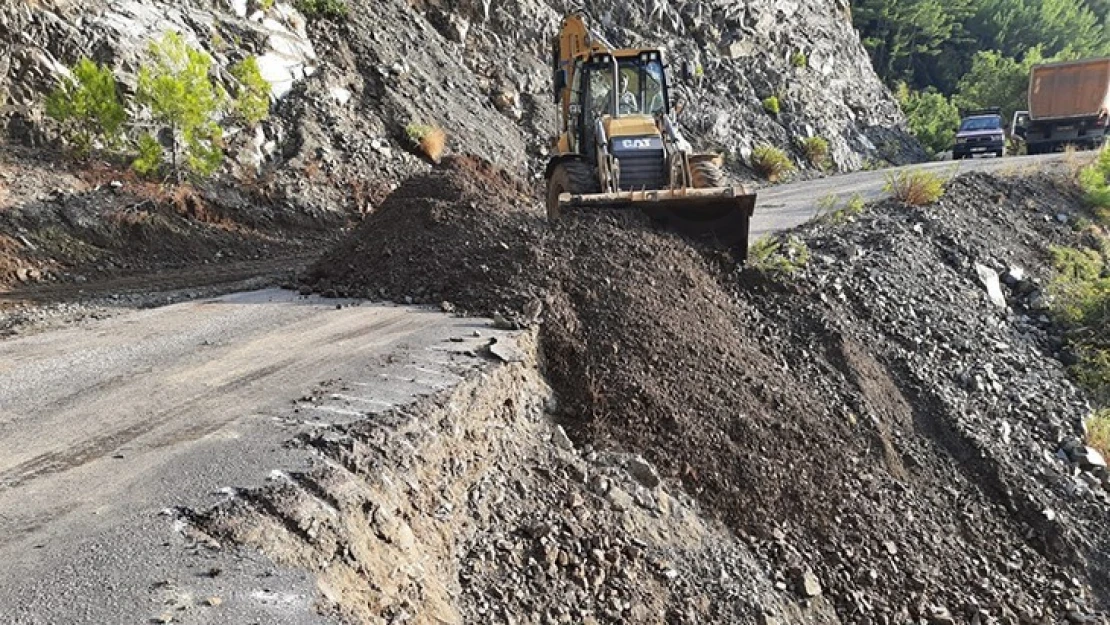 Heyelan nedeniyle kapanan yol yeniden ulaşıma açıldı