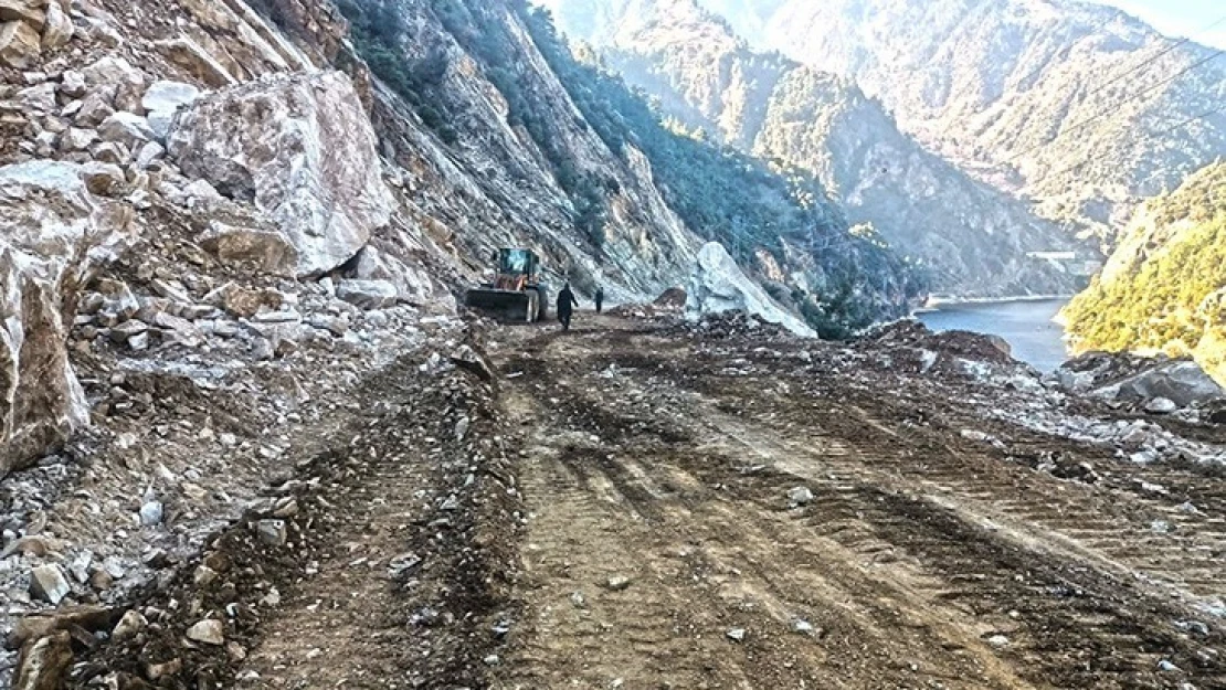 Heyelanla kapanan Çokran yolu trafiğe açıldı