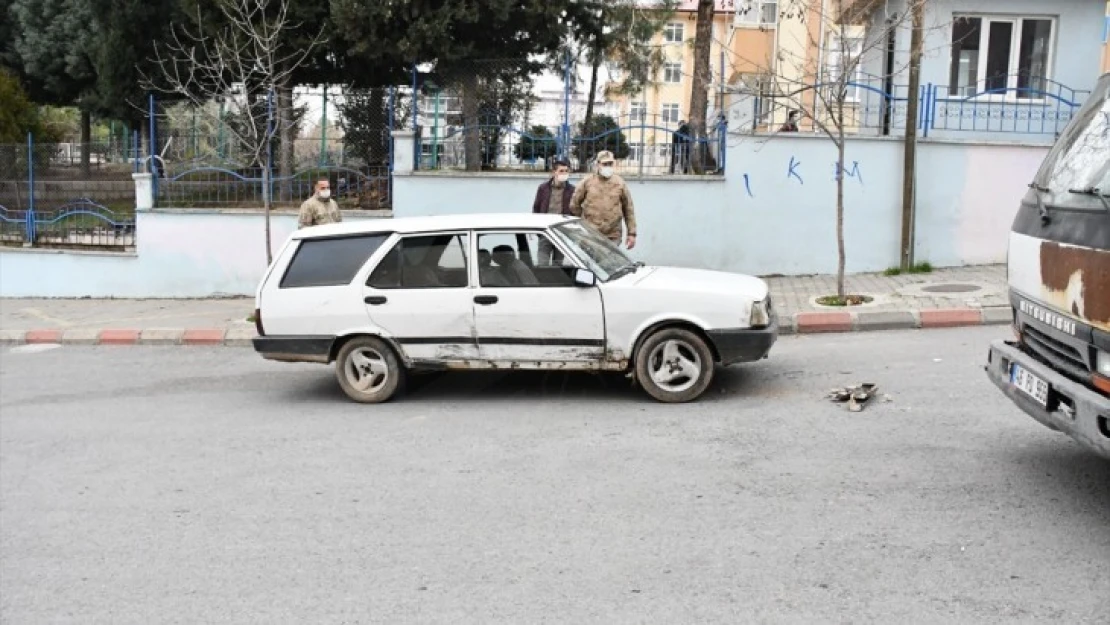 Hırsızlık şüphelileri jandarmadan kaçarken kaza yaptı