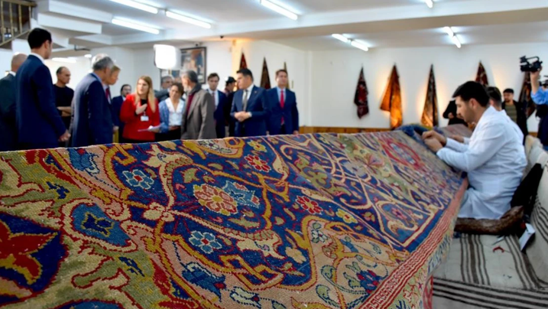 Hollanda'nın Osmanlı yadigarı hereke halısı, restore ediliyor