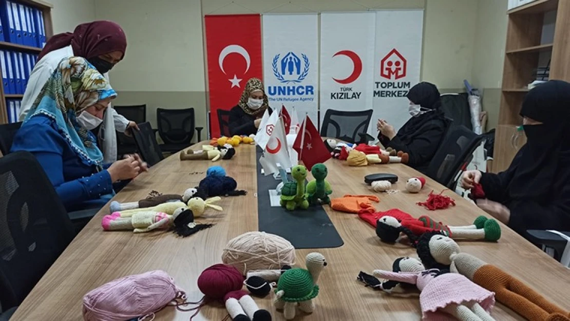 İhtiyaç sahibi çocuklar amigurumi oyuncaklarla sevinecek