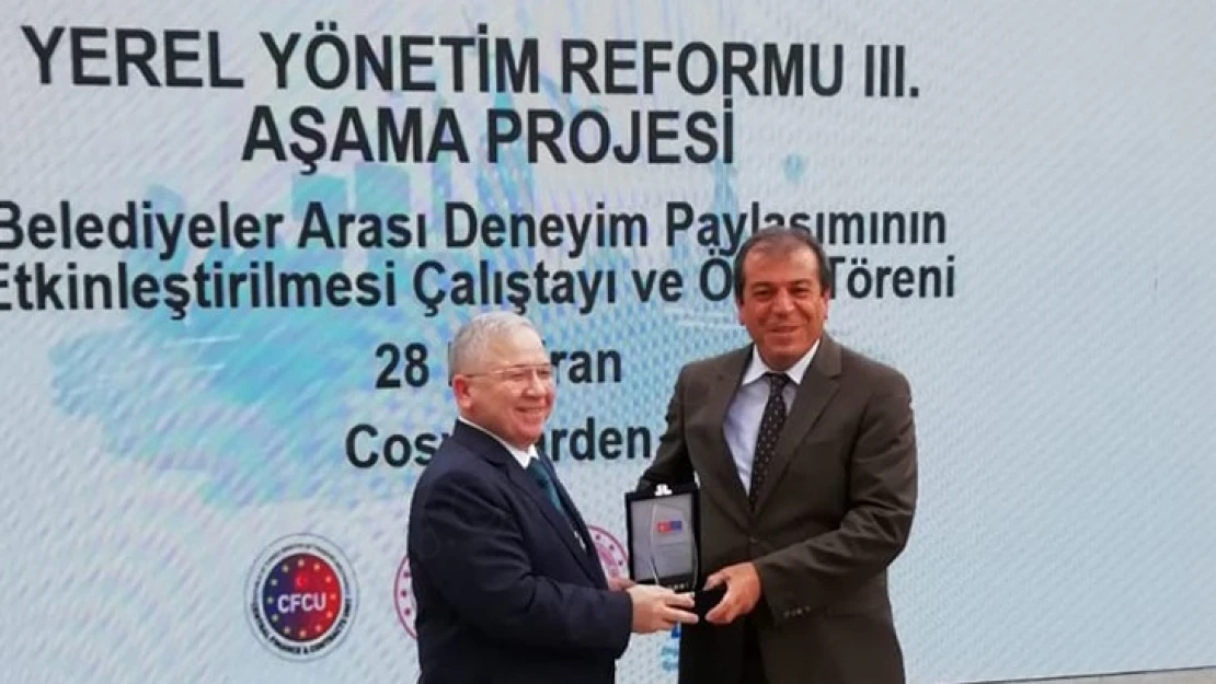 İK Yönetim Bilgi Sistemi LAR III zirvesinin ardından ödül aldı