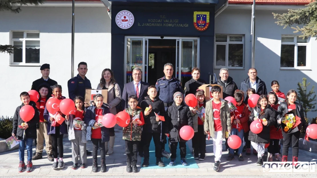 İlkokul öğrencilerinden nöbet tutan Mehmetçiklere atkı ve bere