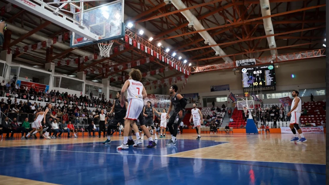 İstiklalspor basketbol takımı fırtına gibi başladı! 77-66'lık zafer