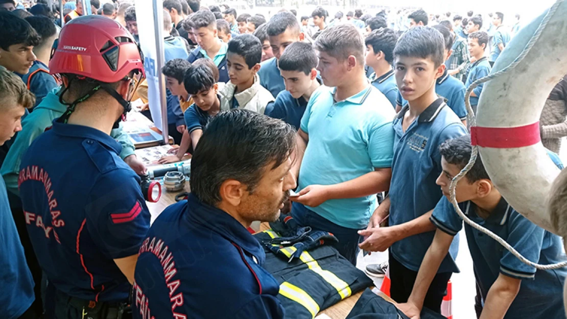 İtfaiye personelleri tarafından öğrencilere afet dersleri