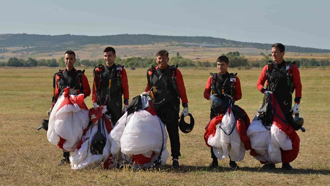 Jandarma ve TSK'dan nefes kesen paraşüt gösterisi