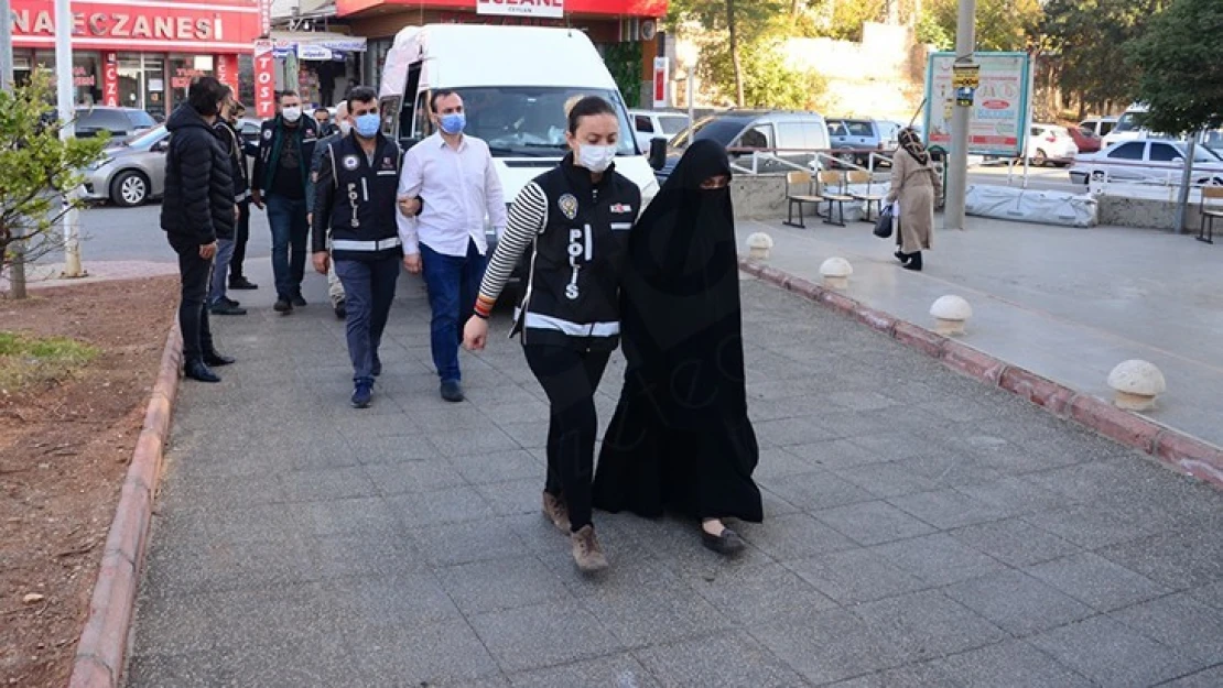 Kaçak muayenehane işlettikleri iddiasıyla gözaltına alınan zanlılar adliyede