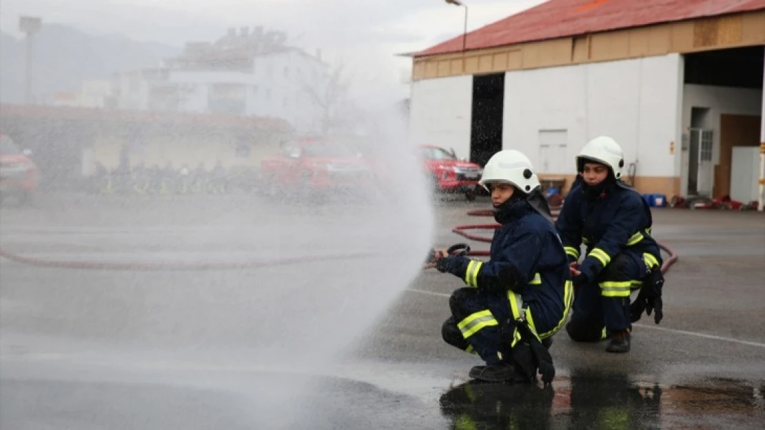 Kadın itfaiyeciler, performanslarıyla göz doldurdu