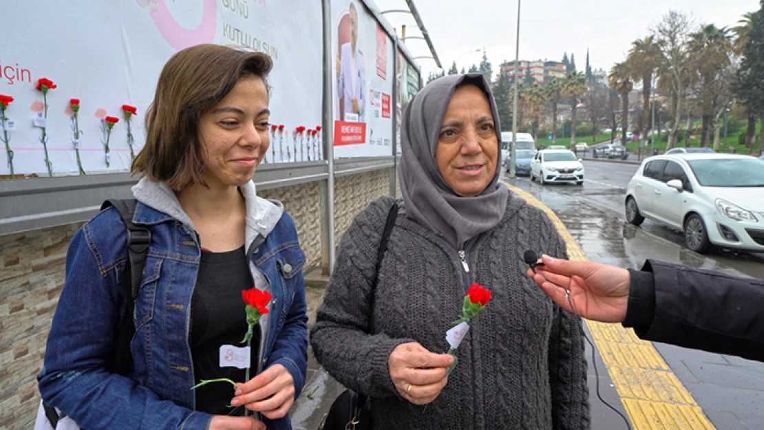 Kadınlar gününde şehir karanfillerle donatıldı