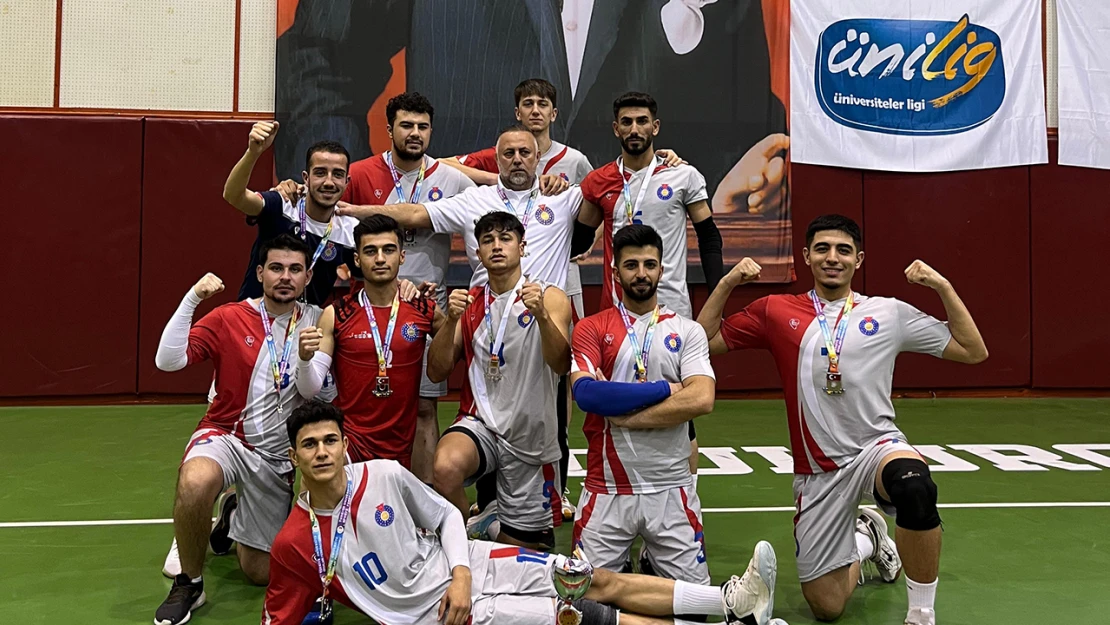 Kahramanmaraş'ın voleybol takımları Adana'da büyük başarıya imza attı