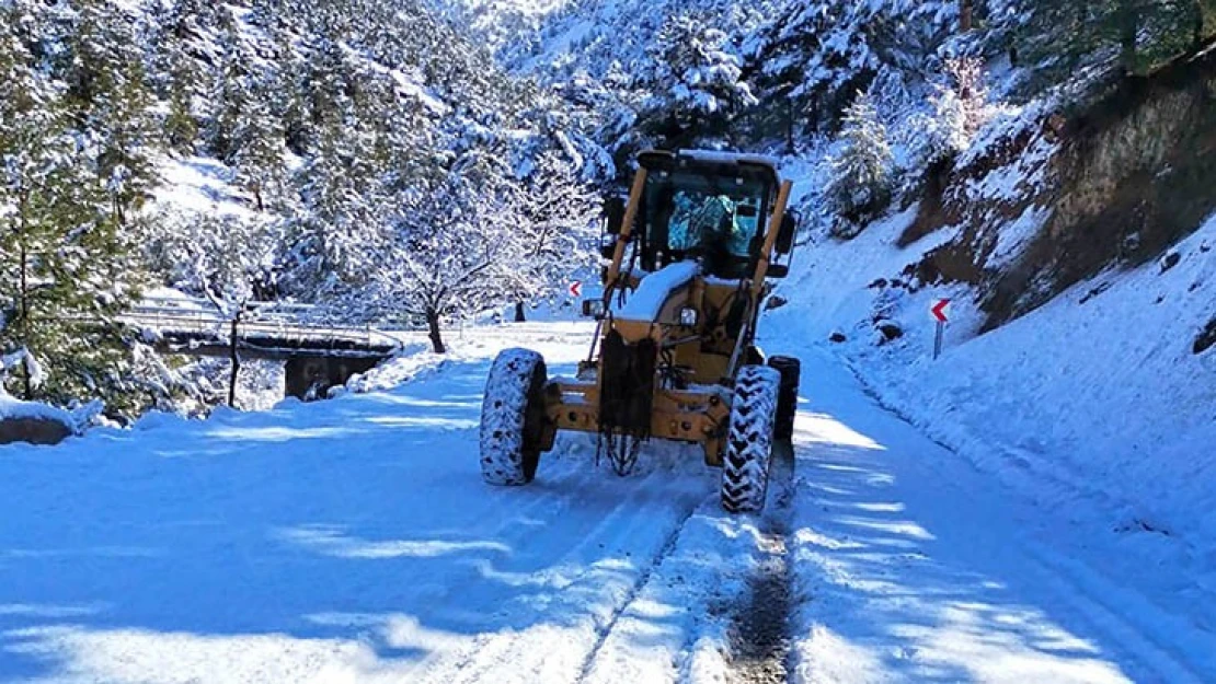 Kahramanmaraş'ın yüksek kesimlerinde karla mücadele sürüyor