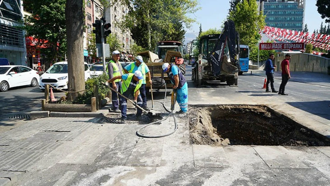 Kahramanmaraş kent merkezindeki yolda göçük meydana geldi