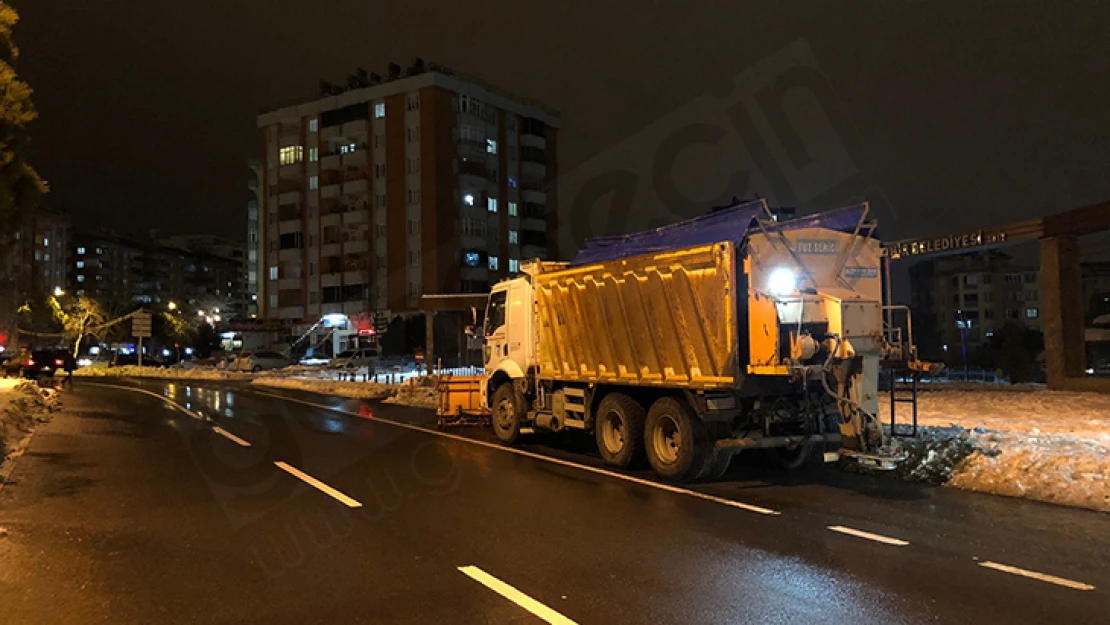 Kahramanmaraş'ta 210 araçla 400 personel kar nöbetinde