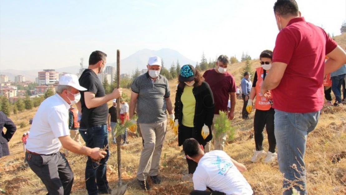 Kahramanmaraş'ta 500 fidan toprakla buluştu