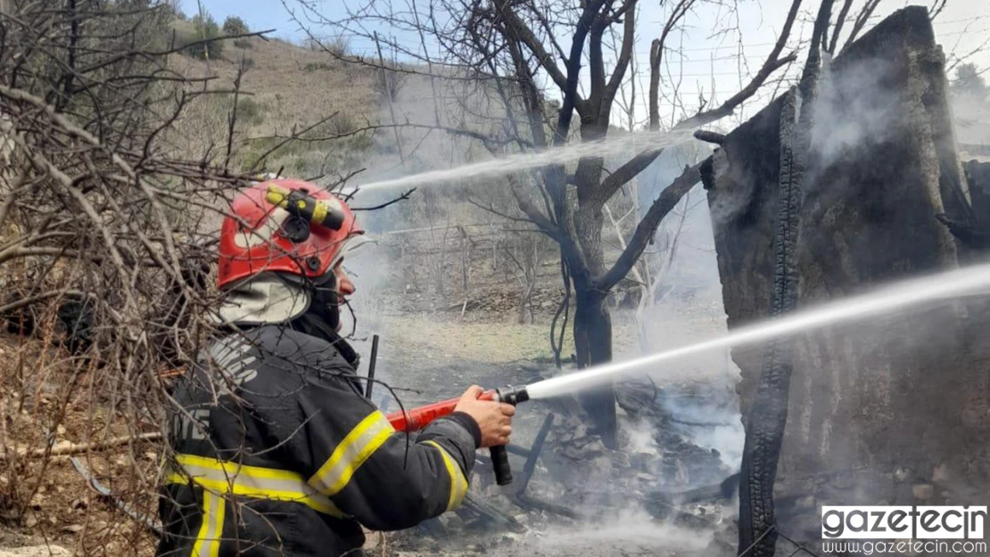 Kahramanmaraş'ta ahşap ve yığma yapı ev, yangında küle döndü