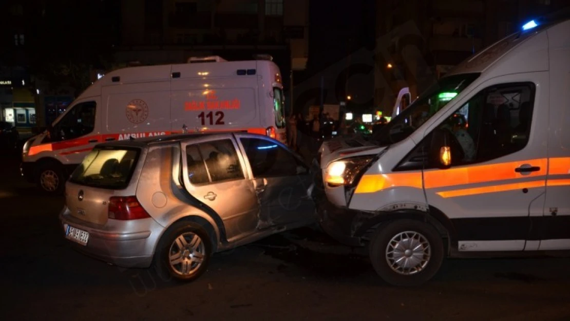 Kahramanmaraş'ta ambulans ile otomobil çarpıştı: 6 yaralı