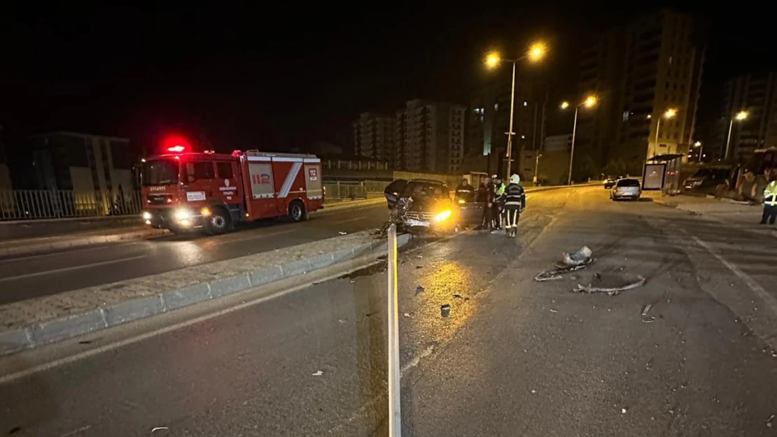 Kahramanmaraş'ta aydınlatma direğine çarpan aracın sürücüsü kaçtı