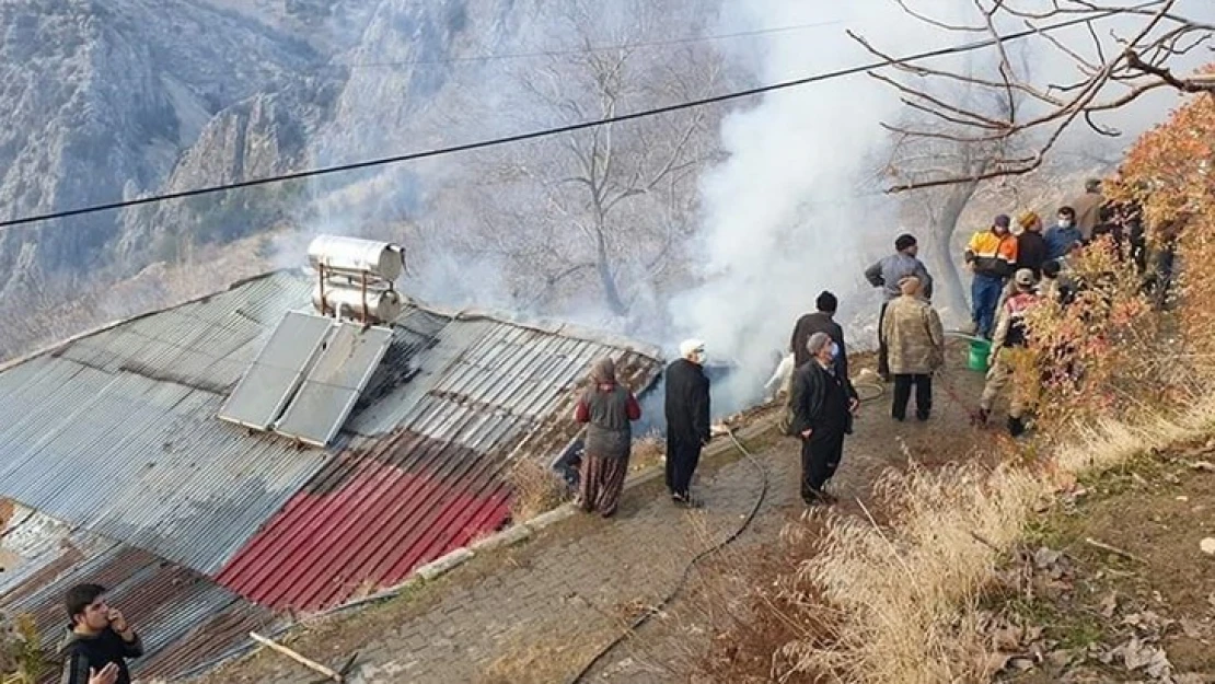 Kahramanmaraş'ta bacadan çıkan kıvılcım evi yaktı