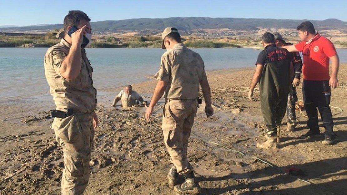 Kahramanmaraş'ta bataklığa saplanan kişi kurtarıldı