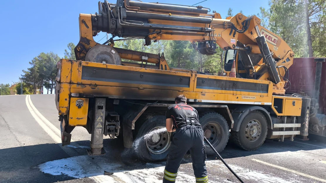 Kahramanmaraş'ta beton mikseri yan yattı ve vinç araç yandı