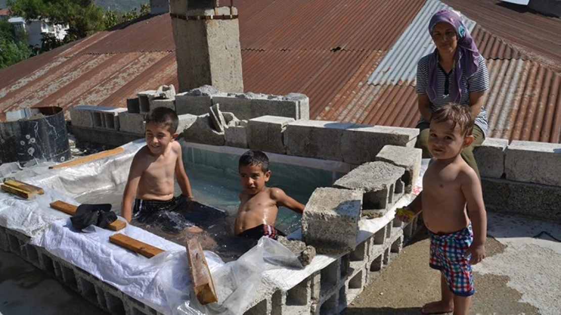 Kahramanmaraş'ta bir baba terasa çocuklar için havuz yaptı